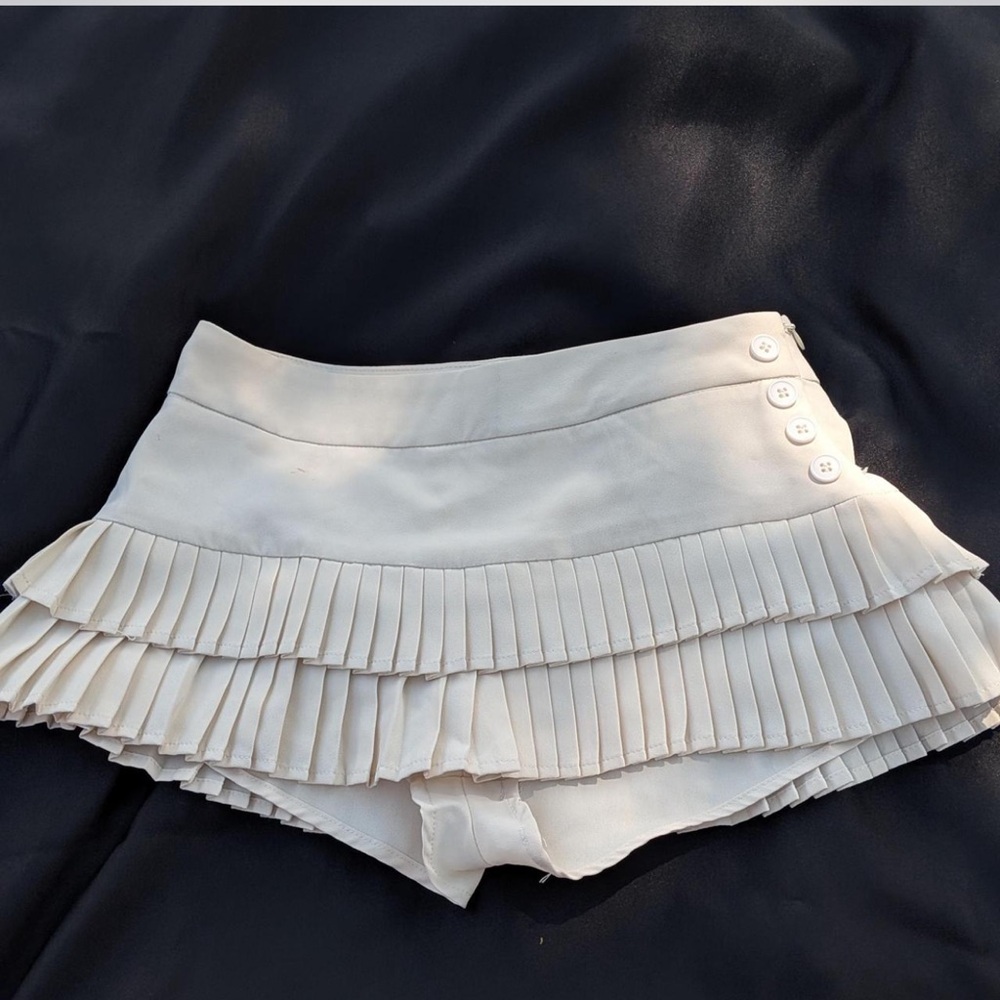 Edikted Cream Pleated Skort